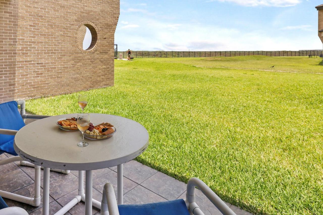 Ground Floor Beachfront Beauty! Steps To The Beach And Pool South Padre Island Εξωτερικό φωτογραφία
